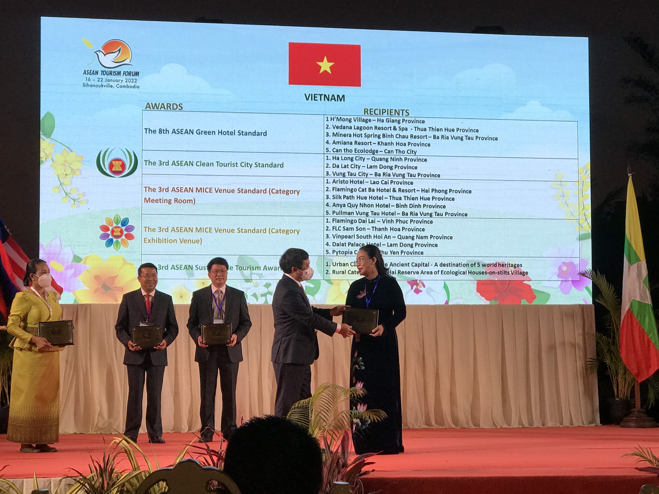 Bà Nguyễn Thị Thu Hương, Phó Chủ tịch UBND thành phố Vũng Tàu đại diện nhận giải thưởng Thành phố Du lịch sạch ASEAN 2022